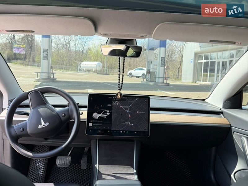Седан Tesla Model 3 2020 в Черновцах