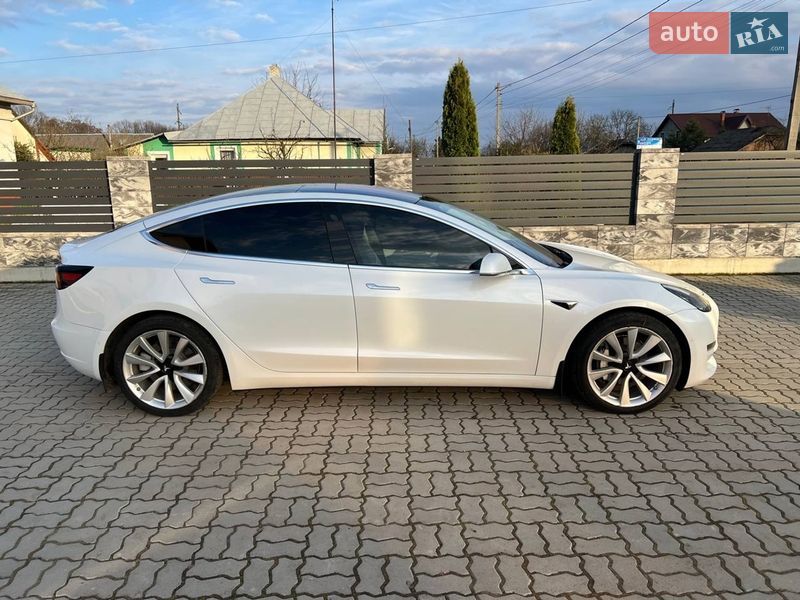 Седан Tesla Model 3 2018 в Долині