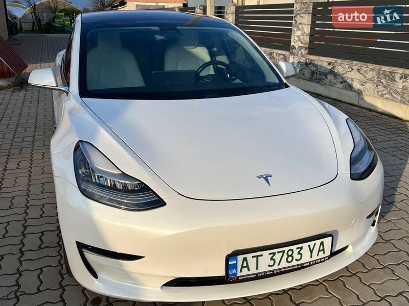 Седан Tesla Model 3 2018 в Долині