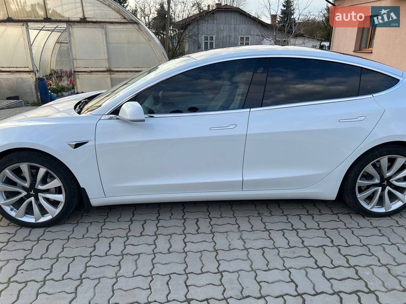 Седан Tesla Model 3 2018 в Долині