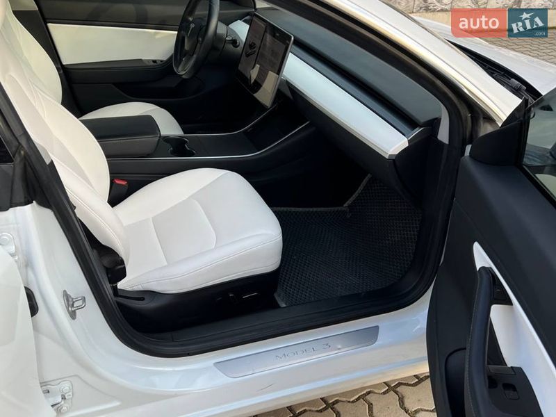 Седан Tesla Model 3 2018 в Долині