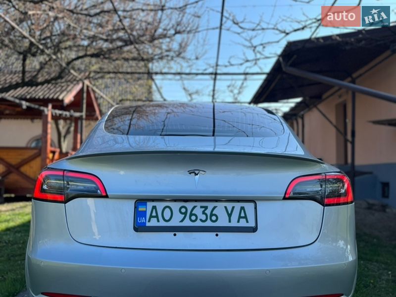 Седан Tesla Model 3 2018 в Ужгороді