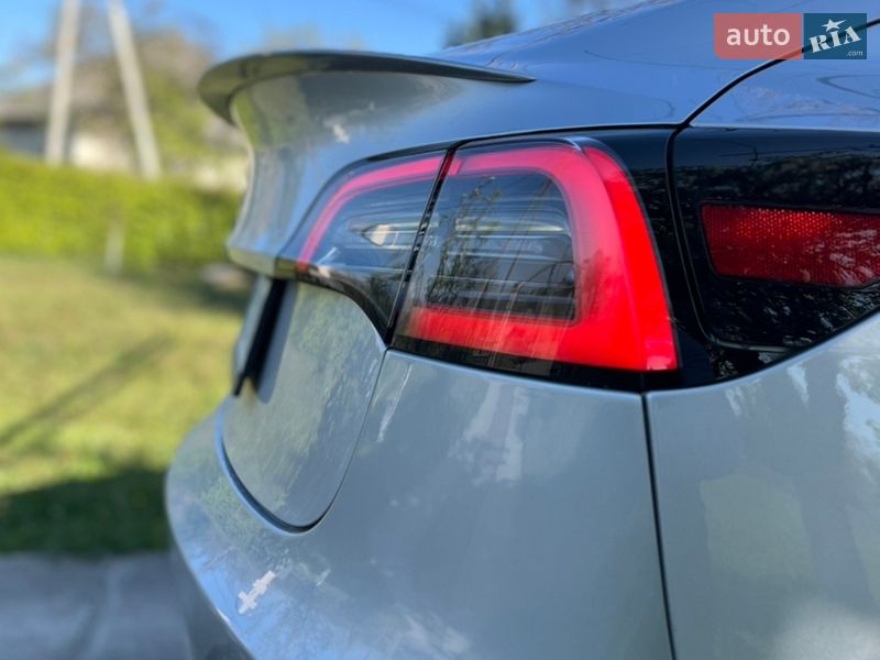 Седан Tesla Model 3 2018 в Ужгороді