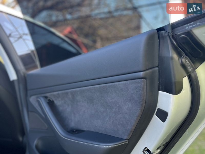 Седан Tesla Model 3 2018 в Ужгороді