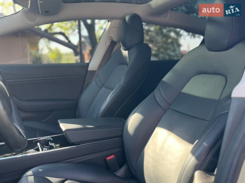 Седан Tesla Model 3 2018 в Ужгороді