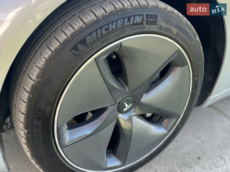 Седан Tesla Model 3 2018 в Ужгороді