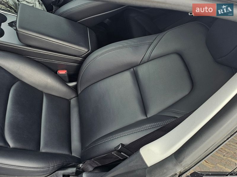Седан Tesla Model 3 2023 в Львові