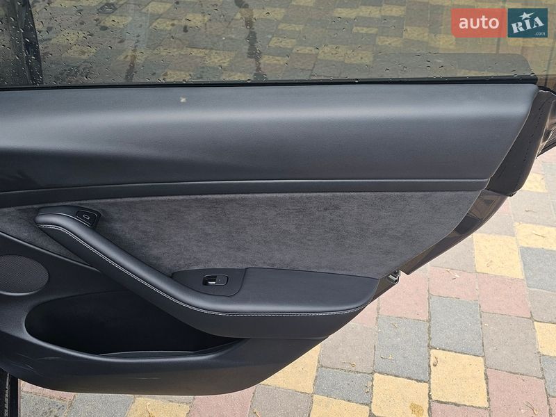 Седан Tesla Model 3 2023 в Львові