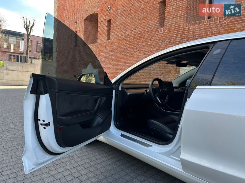 Седан Tesla Model 3 2019 в Львові