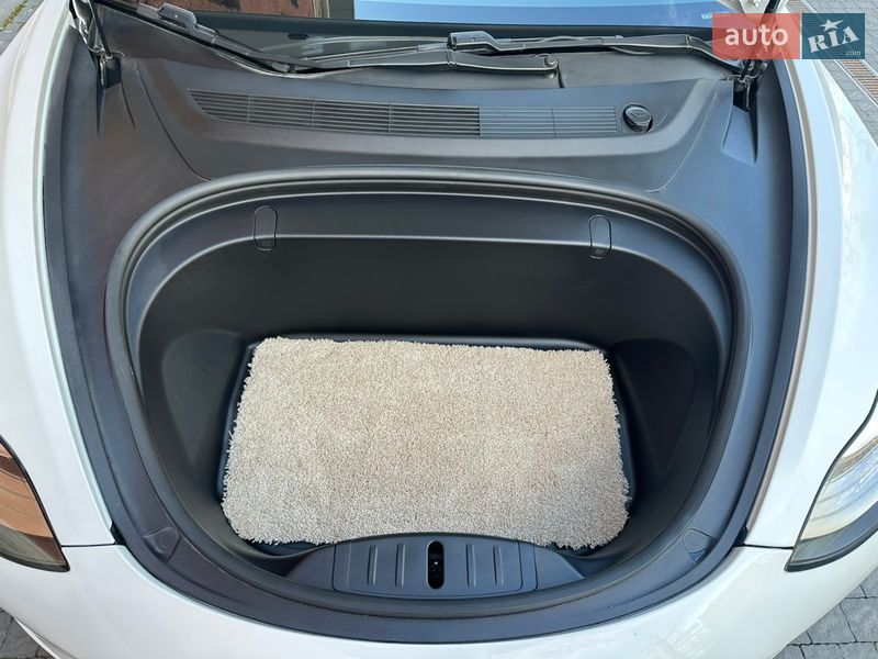 Седан Tesla Model 3 2019 в Львові