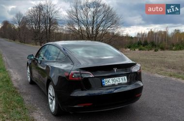 Седан Tesla Model 3 2022 в Вараші