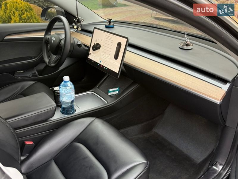 Седан Tesla Model 3 2023 в Львове