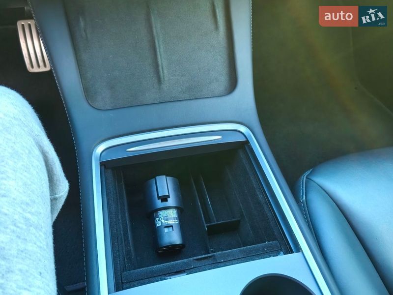 Седан Tesla Model 3 2021 в Киеве