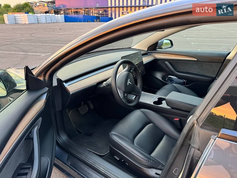 Седан Tesla Model 3 2022 в Ровно