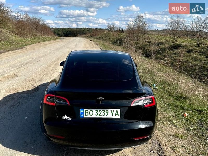 Седан Tesla Model 3 2022 в Монастириській