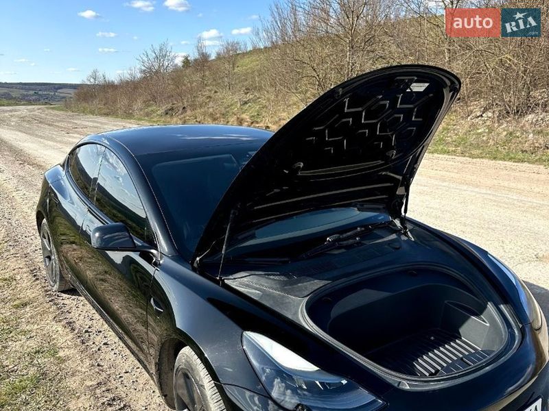 Седан Tesla Model 3 2022 в Монастириській