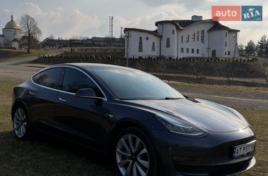 Седан Tesla Model 3 2019 в Долині