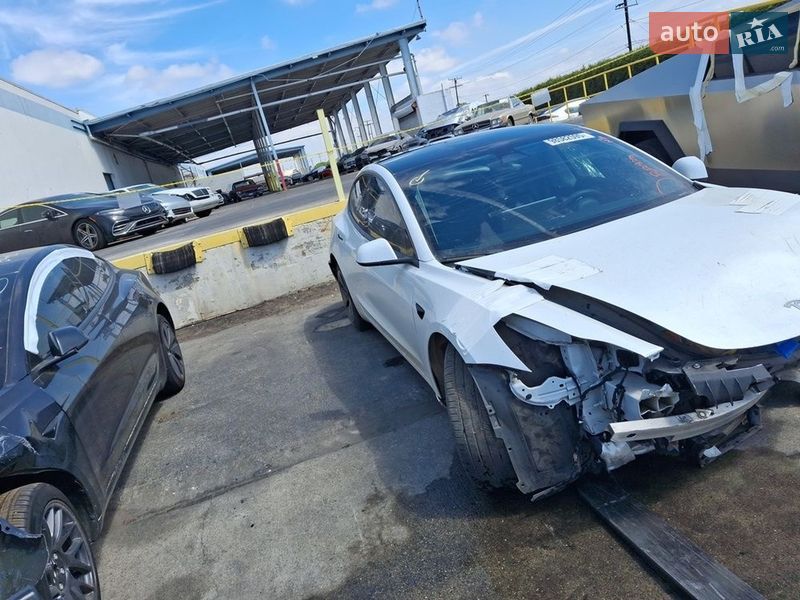 Седан Tesla Model 3 2021 в Киеве