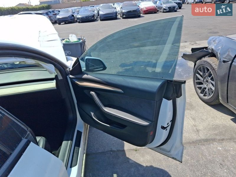 Седан Tesla Model 3 2021 в Киеве
