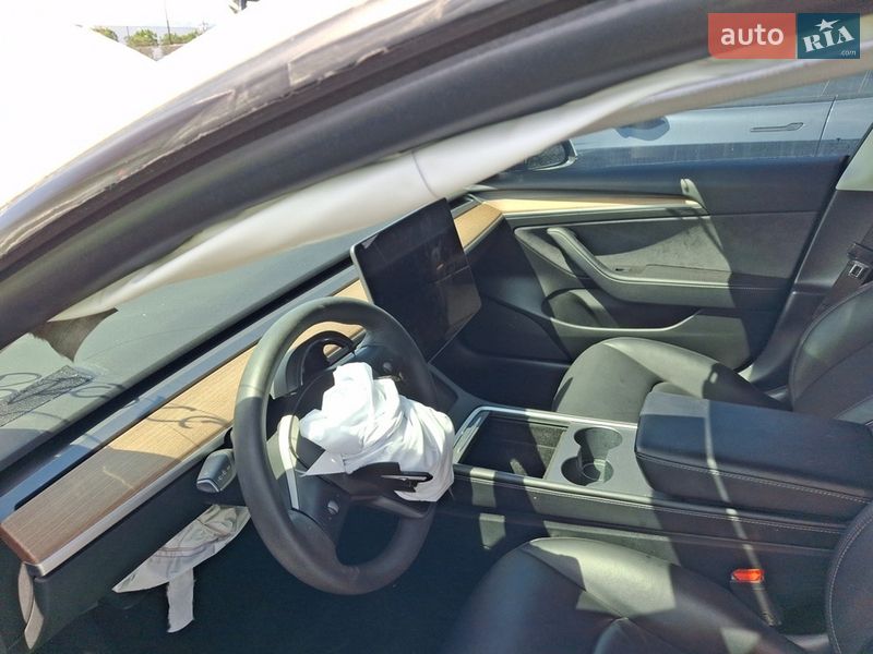 Седан Tesla Model 3 2021 в Киеве