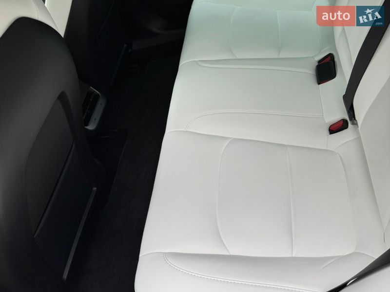 Седан Tesla Model 3 2021 в Ровно