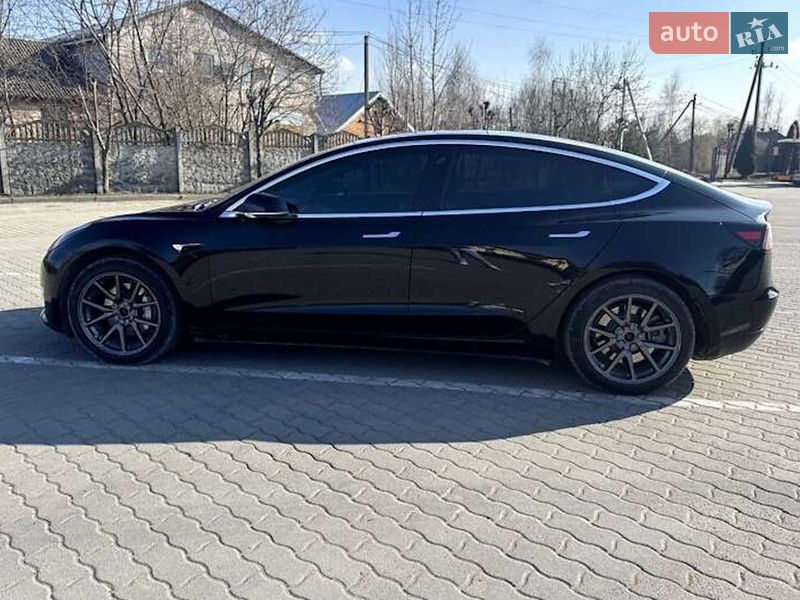 Седан Tesla Model 3 2019 в Львові