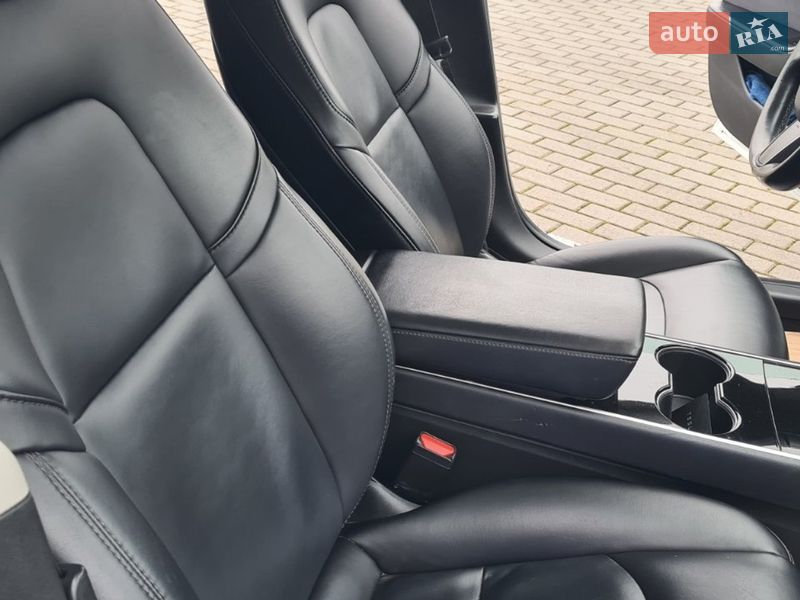 Седан Tesla Model 3 2017 в Нововолынске