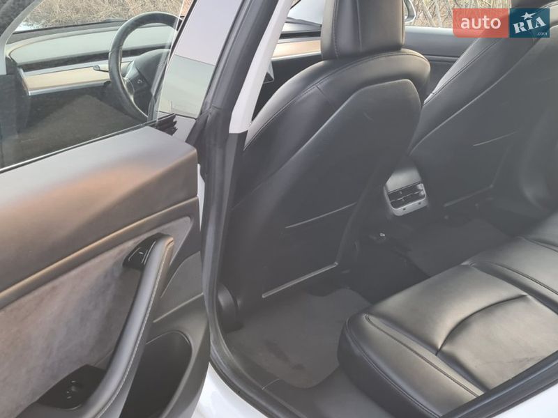 Седан Tesla Model 3 2017 в Нововолынске