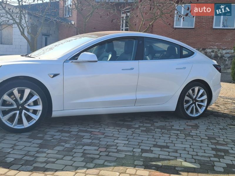 Седан Tesla Model 3 2017 в Нововолынске