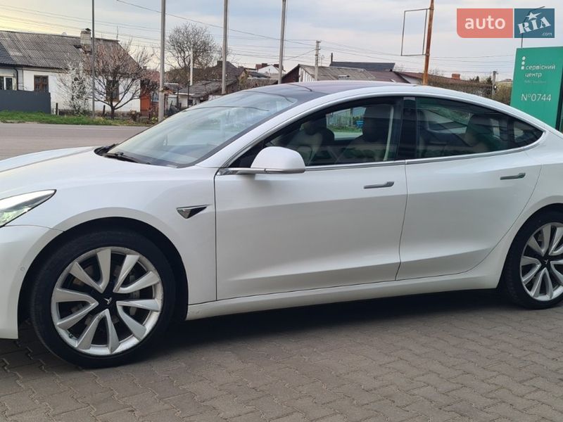 Седан Tesla Model 3 2017 в Нововолынске