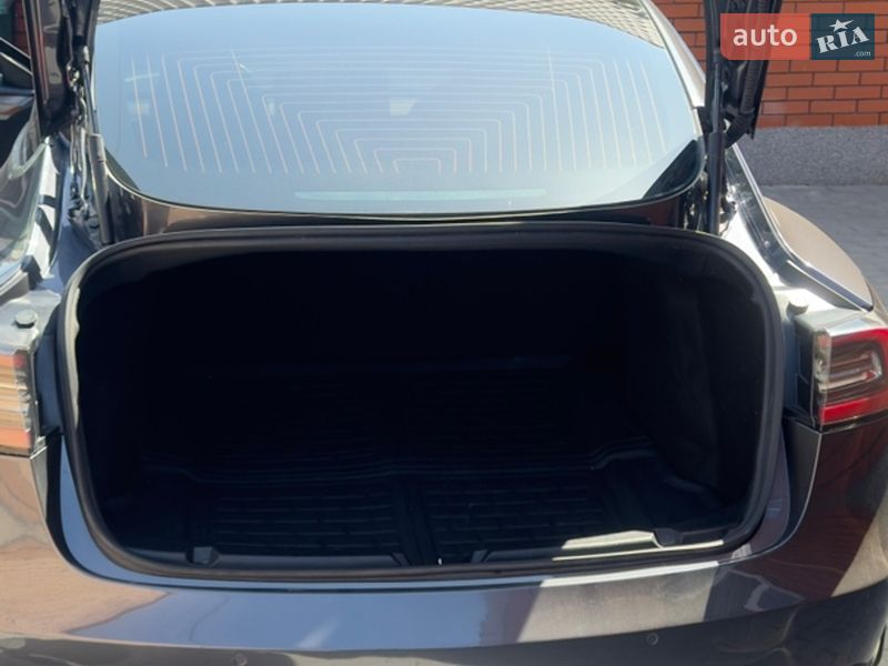 Седан Tesla Model 3 2019 в Виннице