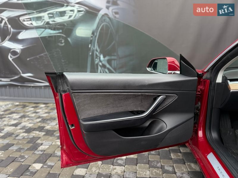 Седан Tesla Model 3 2018 в Львові