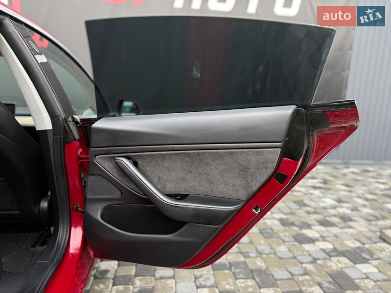 Седан Tesla Model 3 2018 в Львові