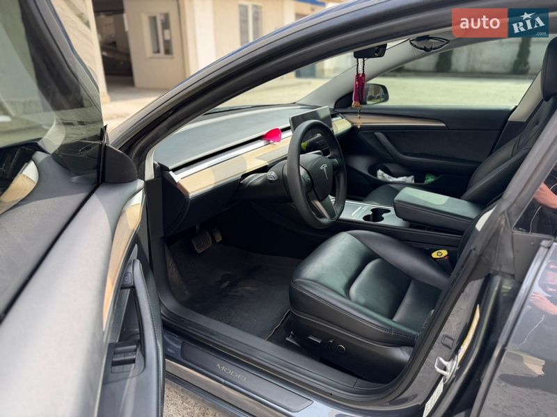 Седан Tesla Model 3 2023 в Львове