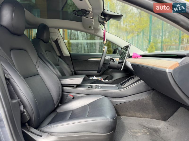 Седан Tesla Model 3 2023 в Львове