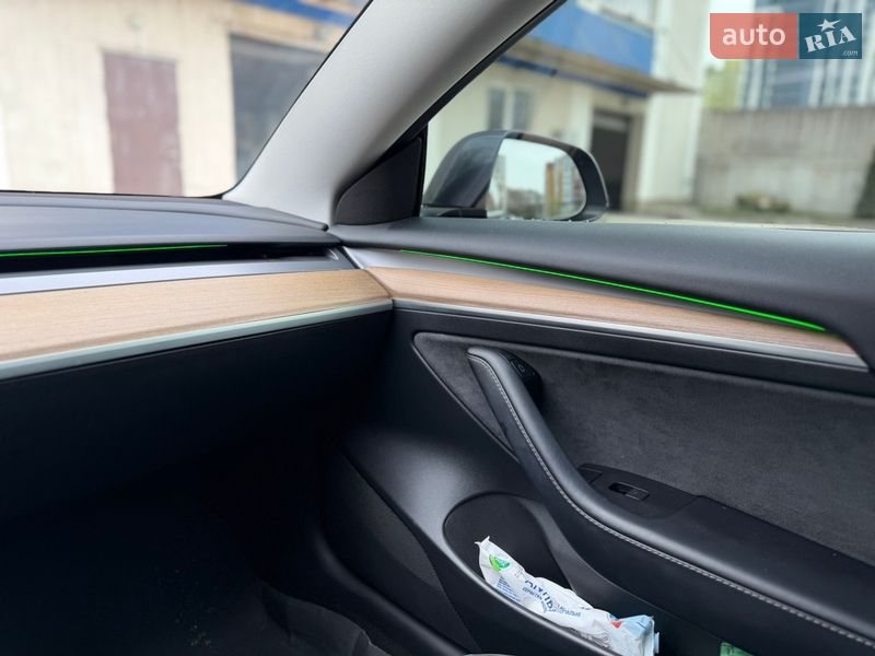 Седан Tesla Model 3 2023 в Львове