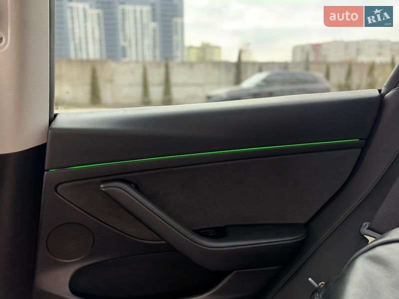 Седан Tesla Model 3 2023 в Львове