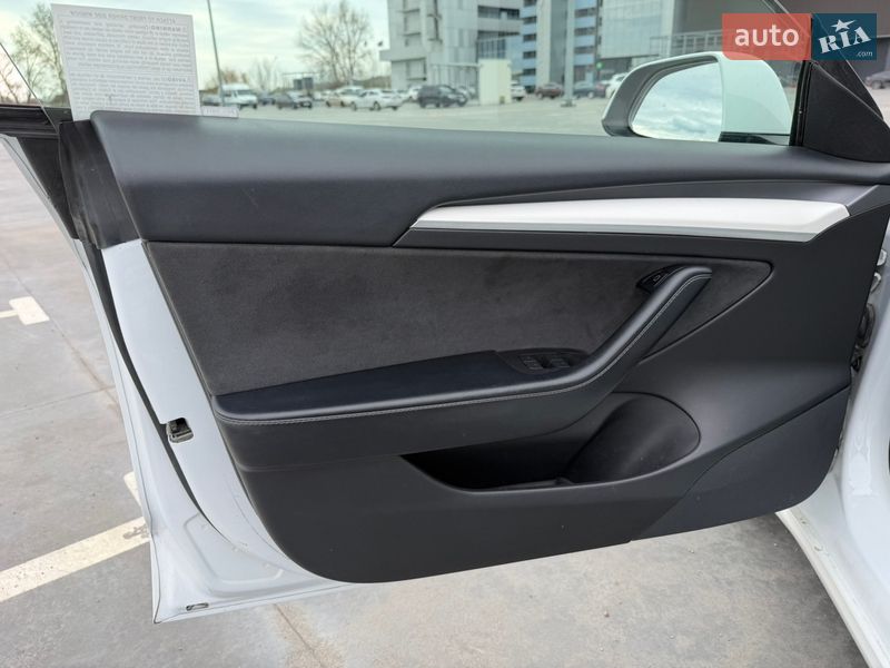 Седан Tesla Model 3 2021 в Киеве