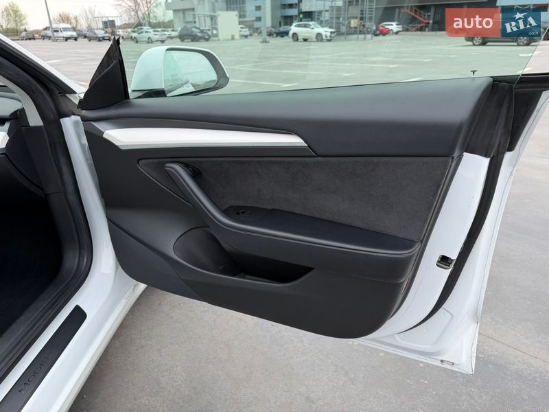 Седан Tesla Model 3 2021 в Киеве