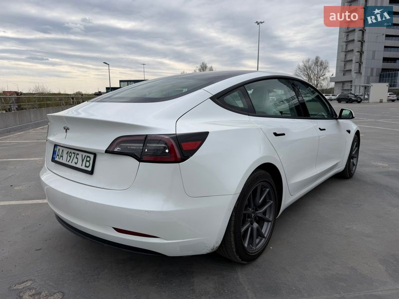 Седан Tesla Model 3 2021 в Киеве
