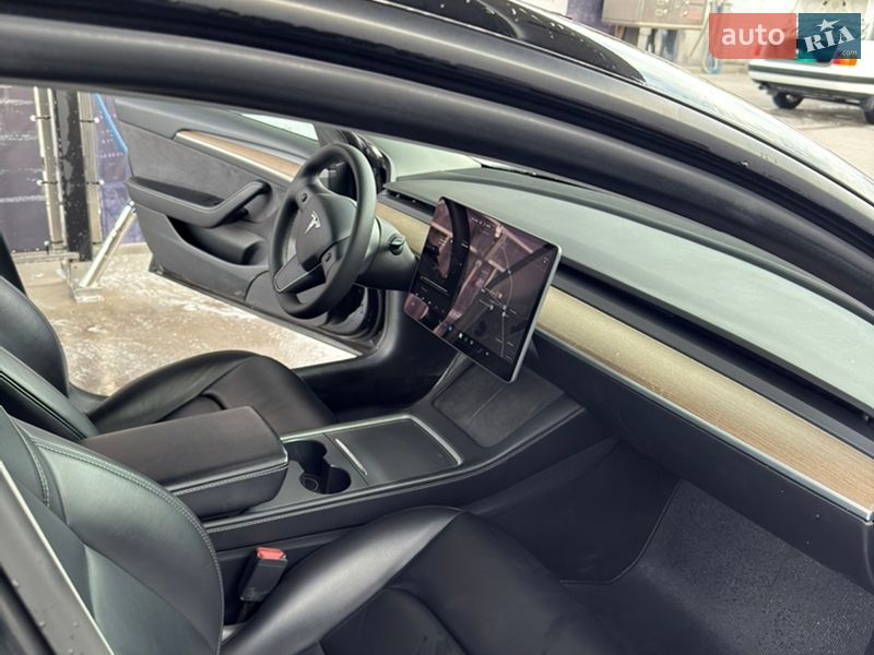Седан Tesla Model 3 2021 в Здолбунове