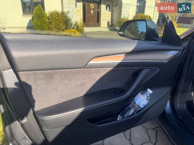 Седан Tesla Model 3 2022 в Львове