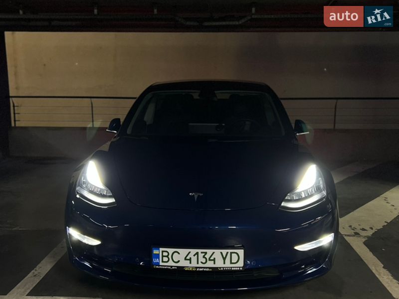 Седан Tesla Model 3 2018 в Львові