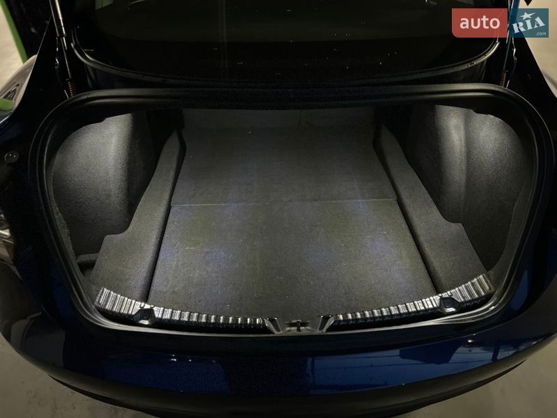 Седан Tesla Model 3 2018 в Львові
