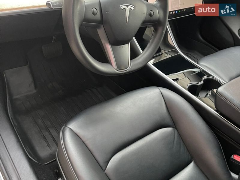 Седан Tesla Model 3 2020 в Тернополе