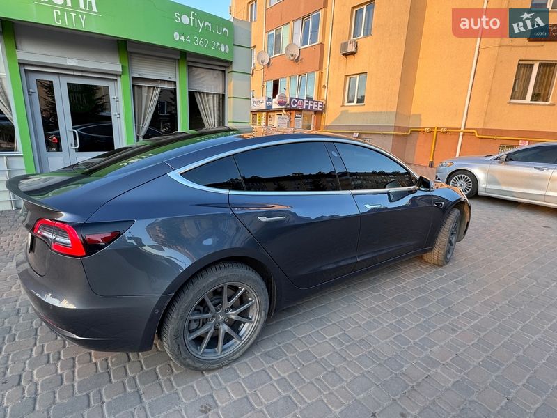 Седан Tesla Model 3 2018 в Києві