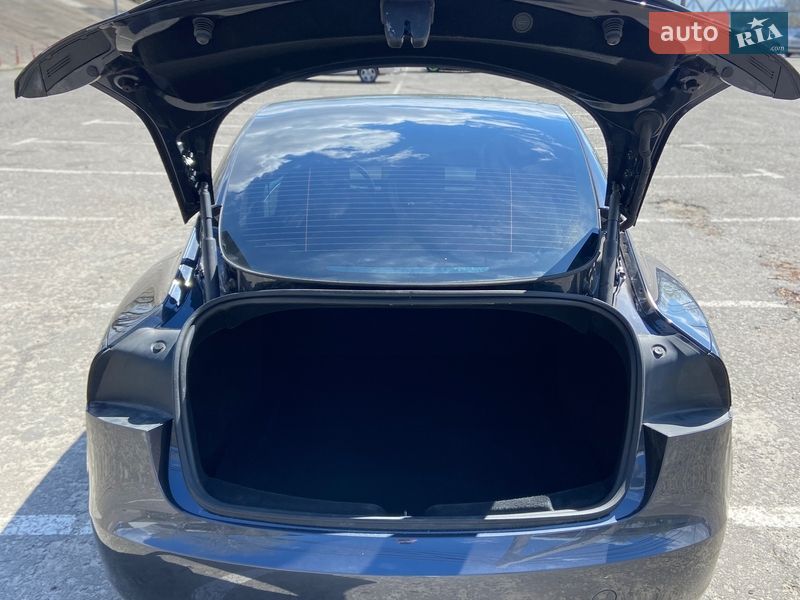 Седан Tesla Model 3 2025 в Киеве