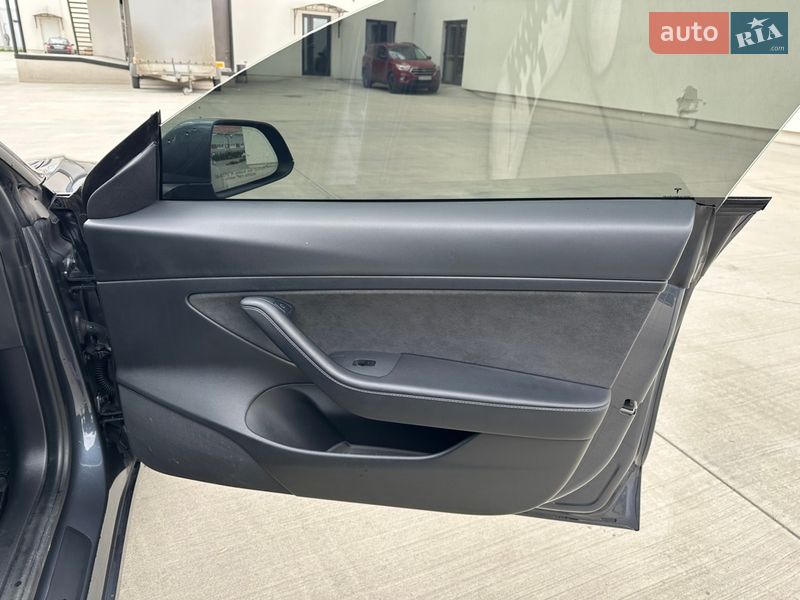 Седан Tesla Model 3 2021 в Луцке