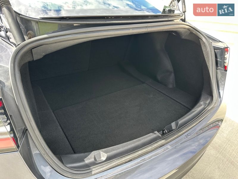 Седан Tesla Model 3 2021 в Луцке