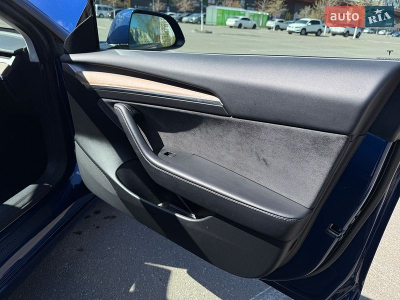Седан Tesla Model 3 2021 в Киеве